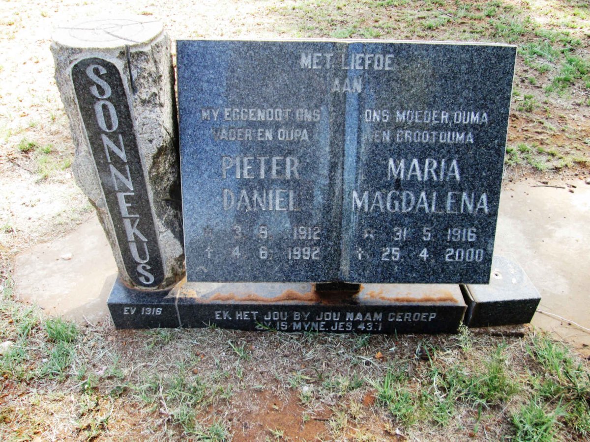 SONNEKUS Pieter Daniel 1912-1992 &amp; Maria Magdalena 1916-2000