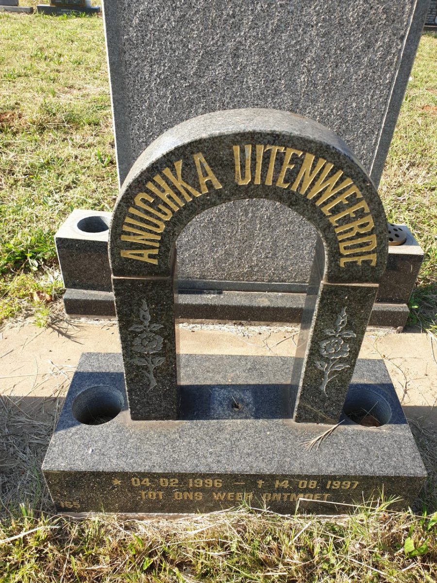 UITENWEERDE Anuchka 1996-1997