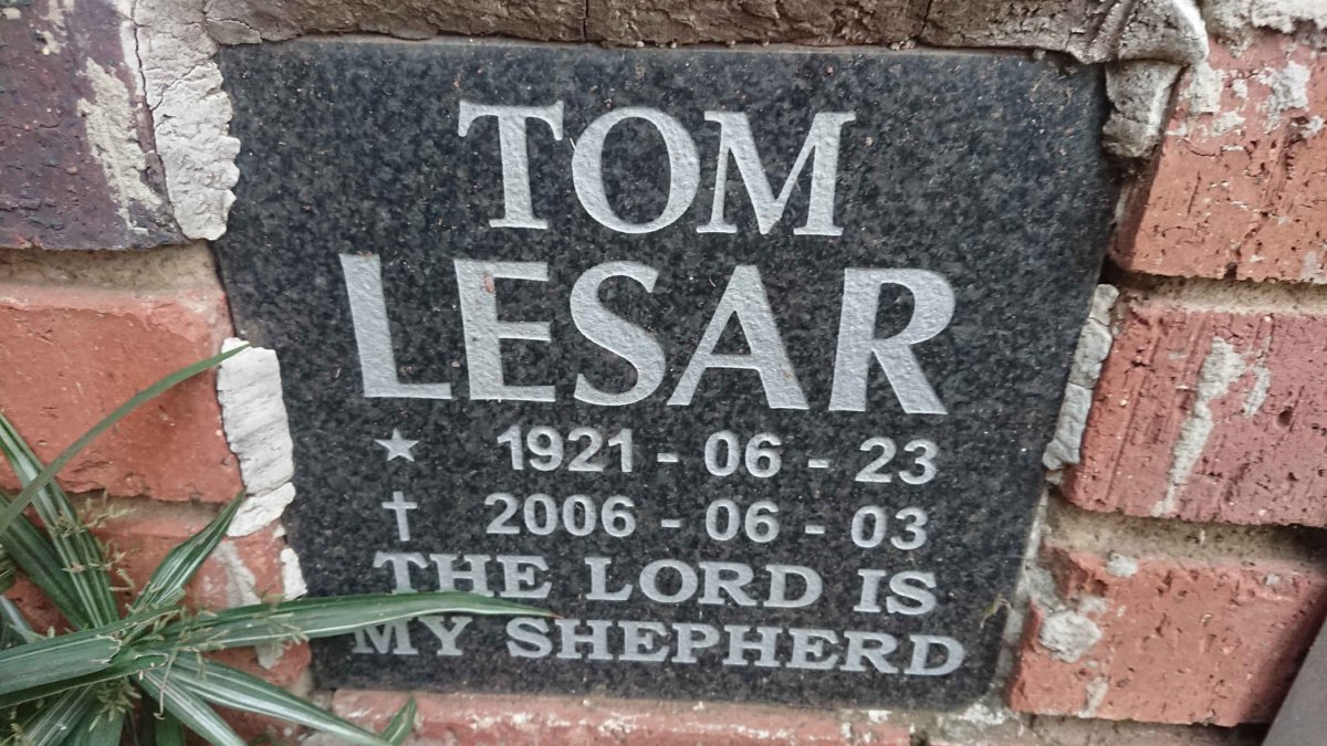 LESAR Tom 1921-2006